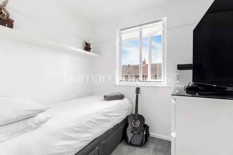 Three Bedroom Mid Terrace House Near Mitcham Town Centre