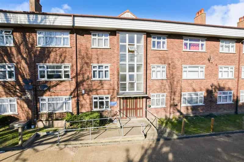 3 Bedroom Flat for Sale Needs Modernisation