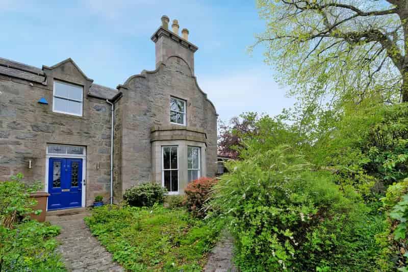 5 Public 4 Bedroom Semi Detached House with Mature Gardens and Garage