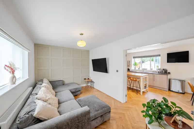 House For Sale , 25, Manor Crescent, Leeds, England