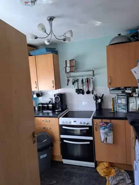 3 Large Bedroom House Gosely Estate Driveway Parking Shops Schools Bus Route