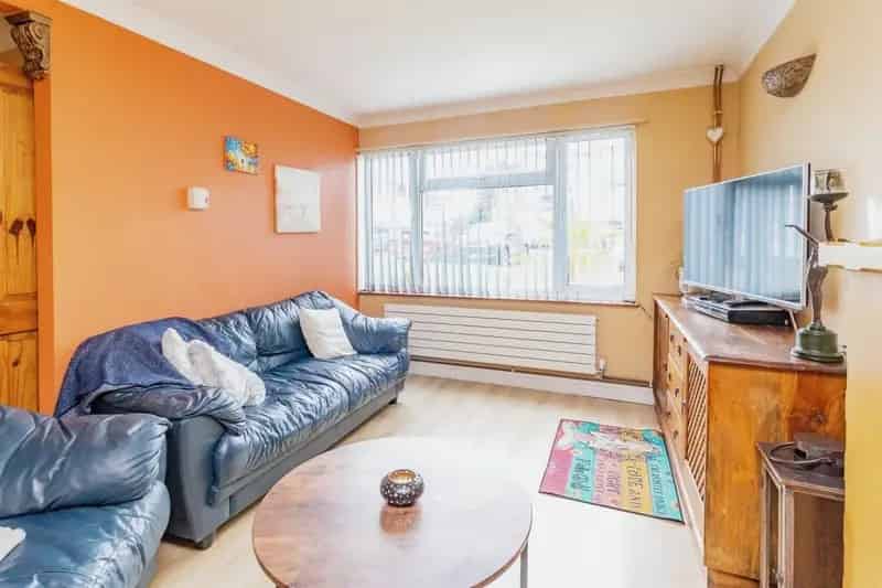 3 Bedroom End Terrace House in Chiltern Gardens