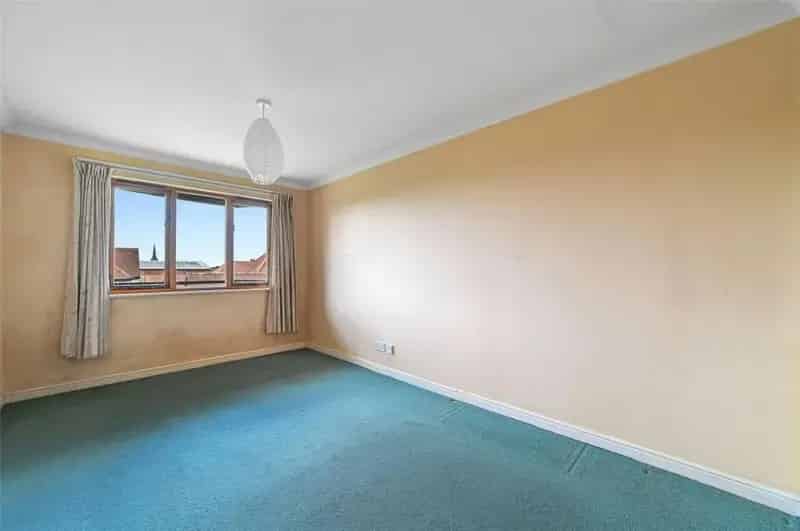 2 Bed Flat for Sale - Modernisation Needed Chain Free