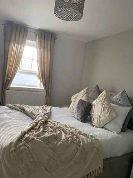 Flat For Rent in Guildford, England