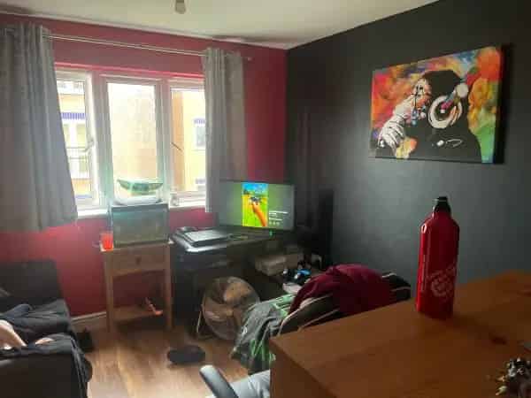 2 Bed Flat Near Tesco Train Station Town Centre