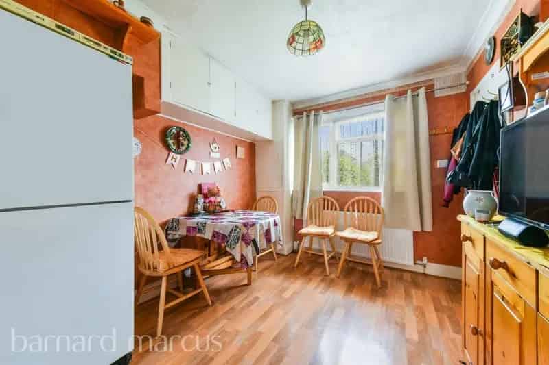 3 Bed Mid Terrace House Near Schools Shops and Station