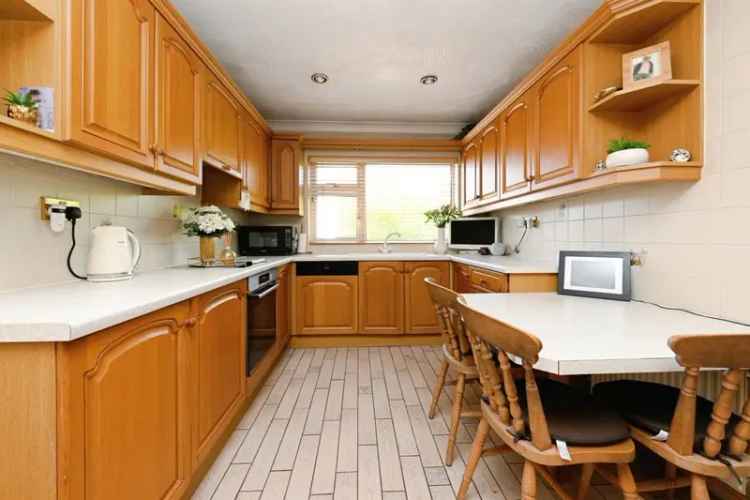 Spacious Detached Bungalow with Conservatory and Workshop