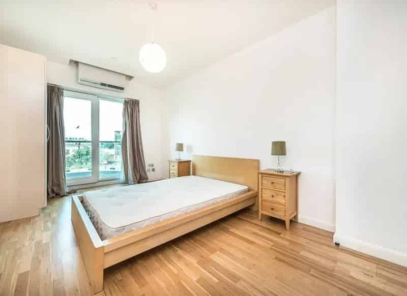 2 Double Bed Flat in Ealing Broadway with Balcony and Parking