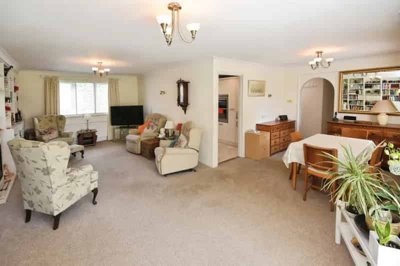 2-Bed Gated Apartment with Wet Room and Parking