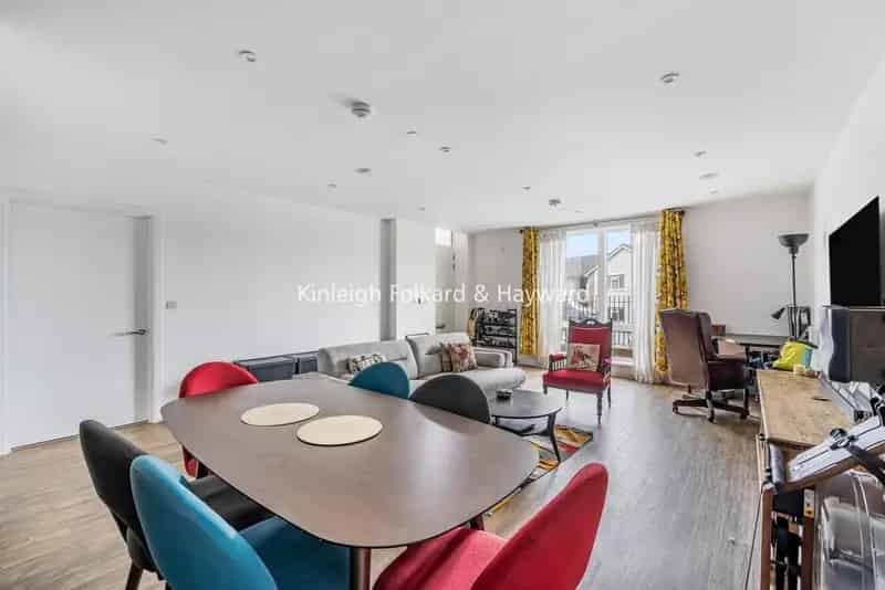 Spacious 2-Bedroom Maisonette with 2 En-Suites and Courtyard Garden