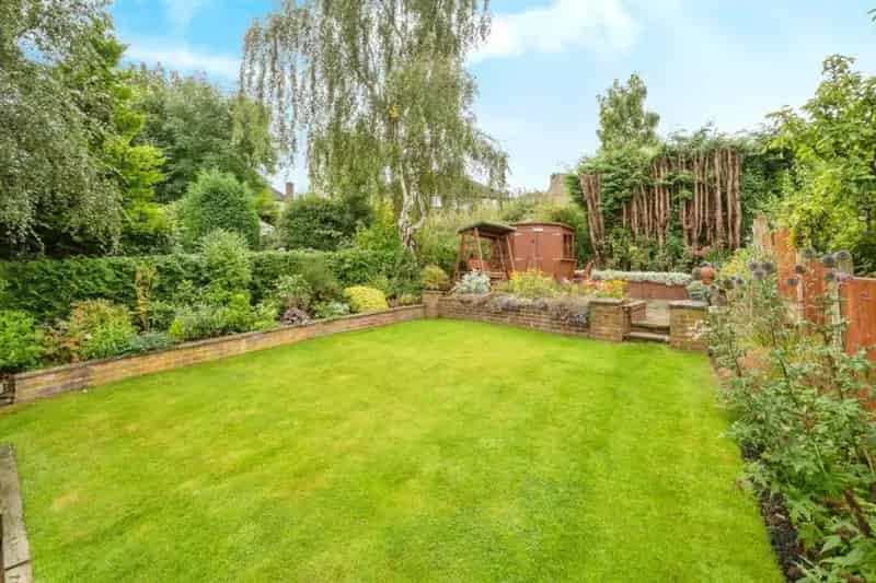5 Bed Detached House For Sale