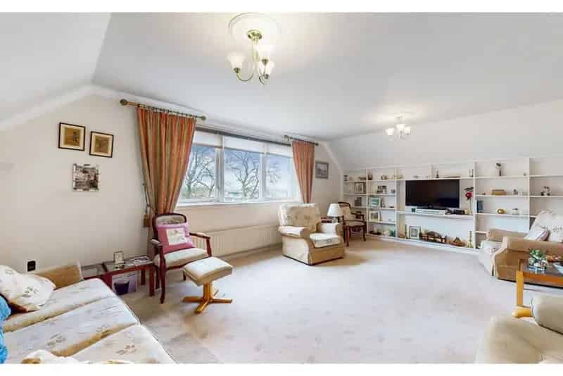 2 Bed Flat Third Floor 2 Reception Rooms Paisley