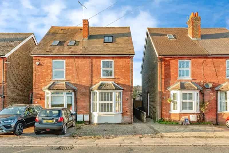 Modern Four-Bedroom Semi-Detached House with Open-Plan Kitchen