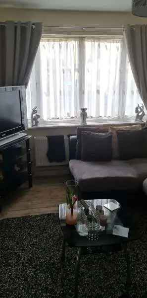 1 Bed Ground Floor Flat with Garden and Parking