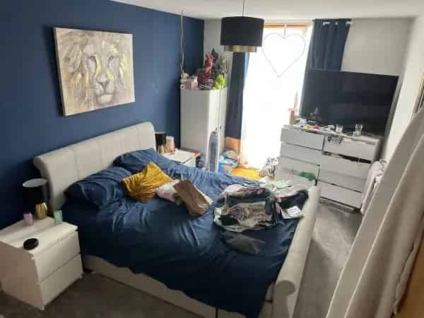 Large 2 Bed Flat with Balcony Near Town Centre and Train Station