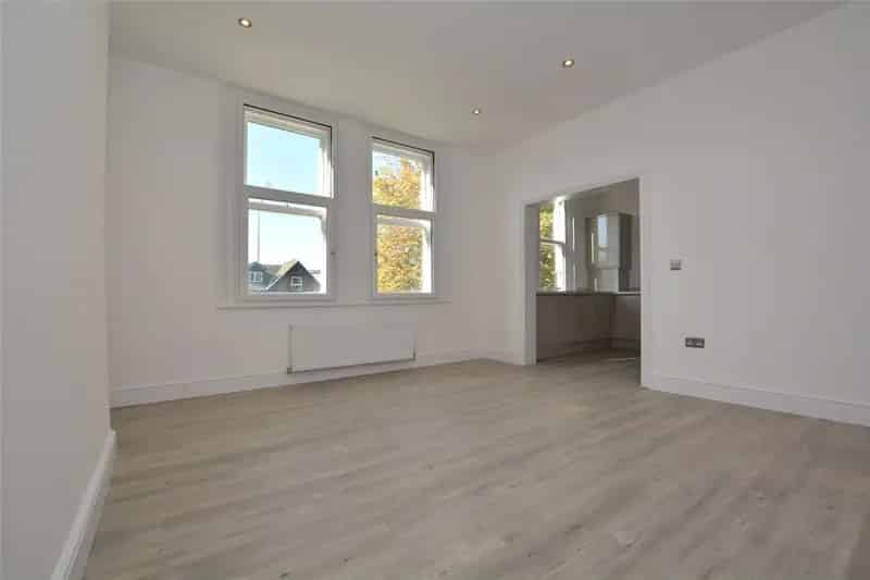 Refurbished Headingley Apartment Two Double Bedrooms Near Train Station