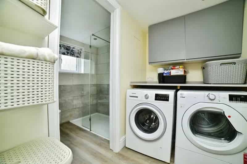 Modern Detached Family Home with Conservatory and Shower Room