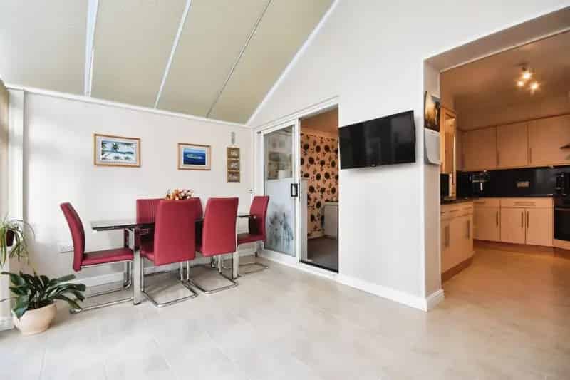 3 Bed Semi-Detached House with Conservatory and Garage