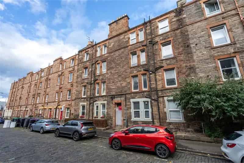 1 Bed Flat - Top Floor with 1 Reception Room
