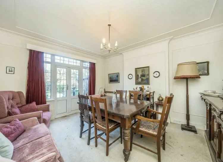 1920s Four-Bedroom House in East Molesey with Large Garden