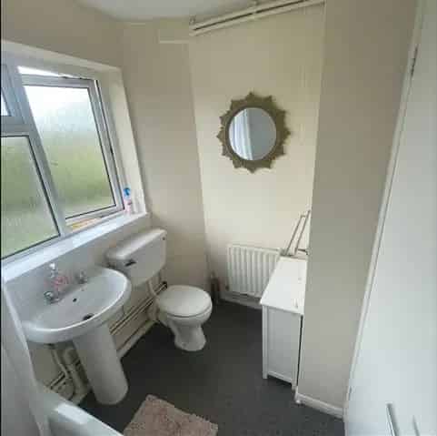 2 Bed 2nd Floor Flat with Built in Wardrobes