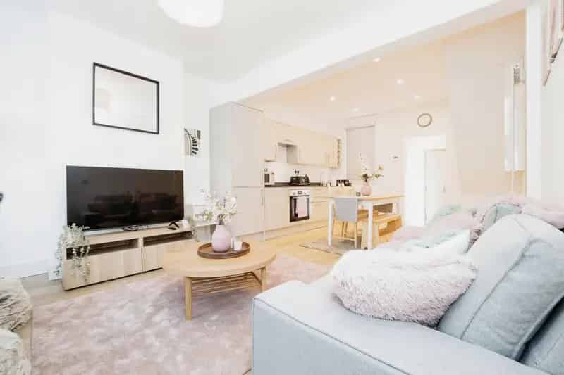 Two Double Bedroom Period Property Stratford