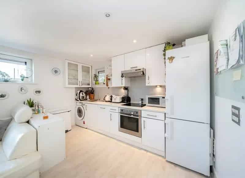 Two Double Bedroom Apartment in Hampton Hill High Street
