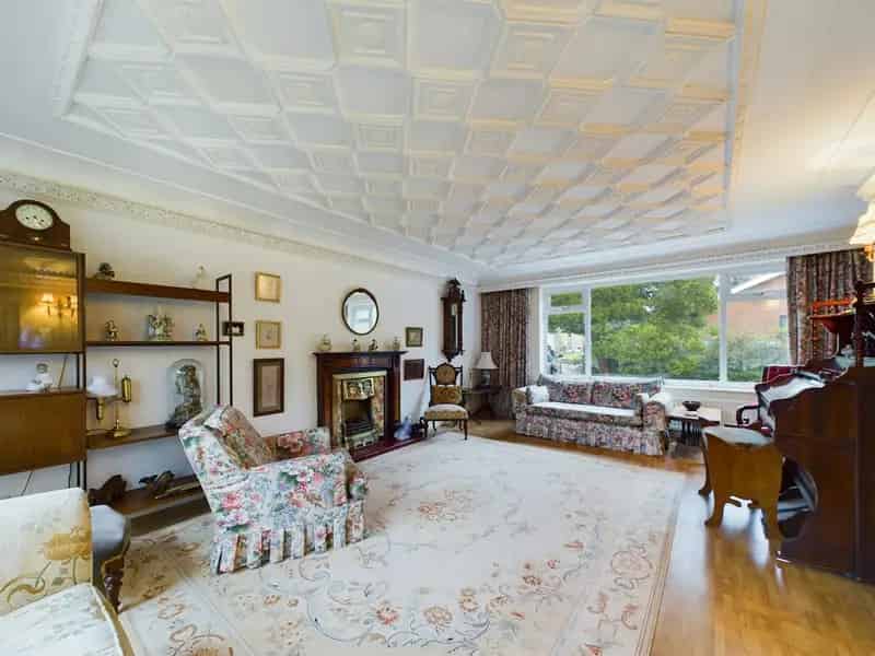 Spacious Freehold Detached House with Snooker Room and Woodland Views