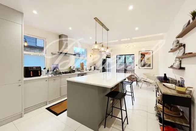 Maisonette to rent in Harbord Street, London SW6