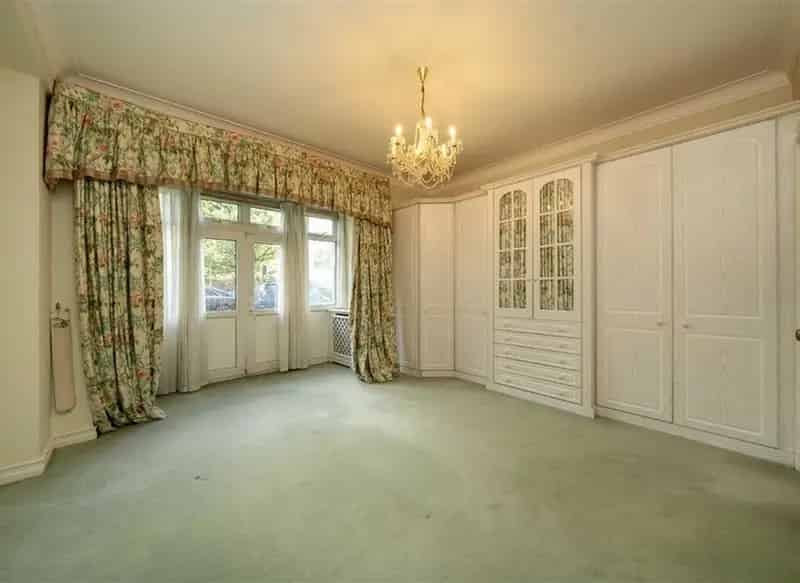 Spacious Apartment Near Hyde Park - Refurbishment Opportunity