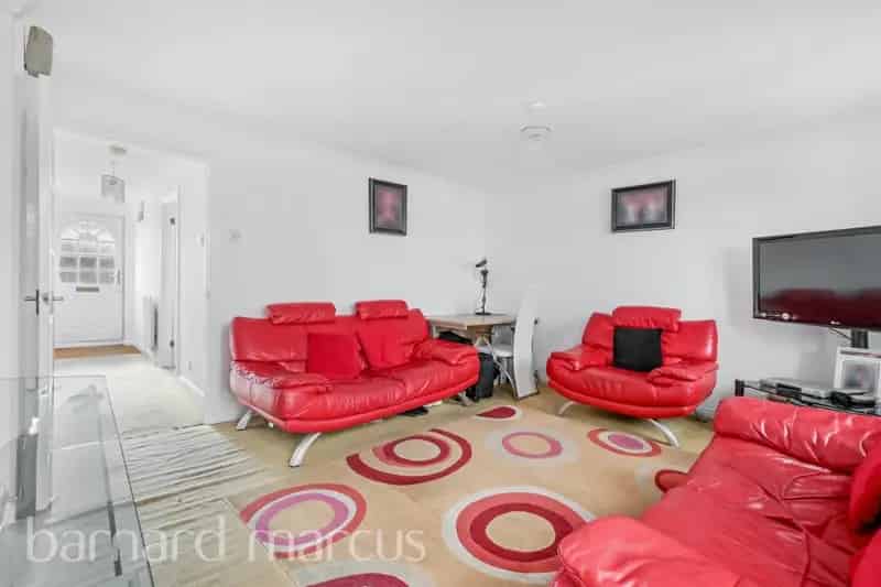 3 Bed Detached House with Garage and Garden