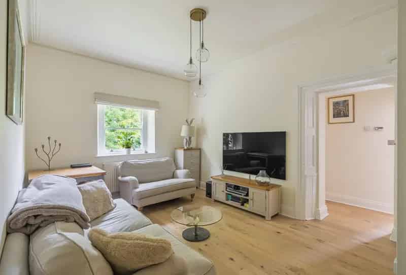 2 Bedroom Flat for Sale Gated Parking Communal Gardens