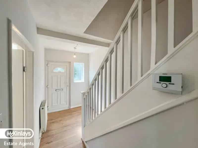 3 Bedroom Maisonette Freshly Refurbished 86 Sq M