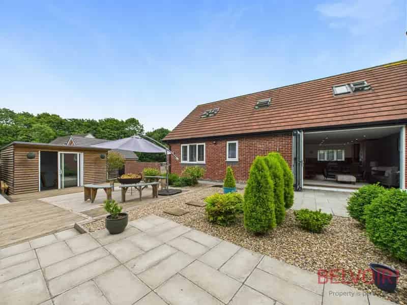 3-Year-Old Family Home Freehold Stunning Family Room 2 Double Bedrooms