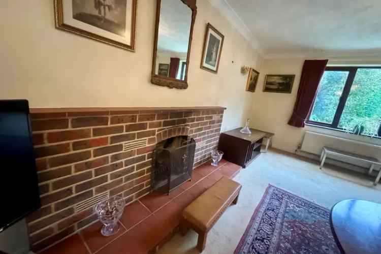 Spacious Four Bedroom Detached House with Large Garden and Double Garage