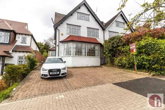 5 Bedroom Family Home for Sale in NW11