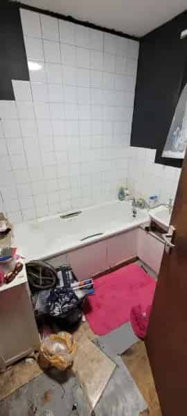 One Bed Flat Near Shops and Lake