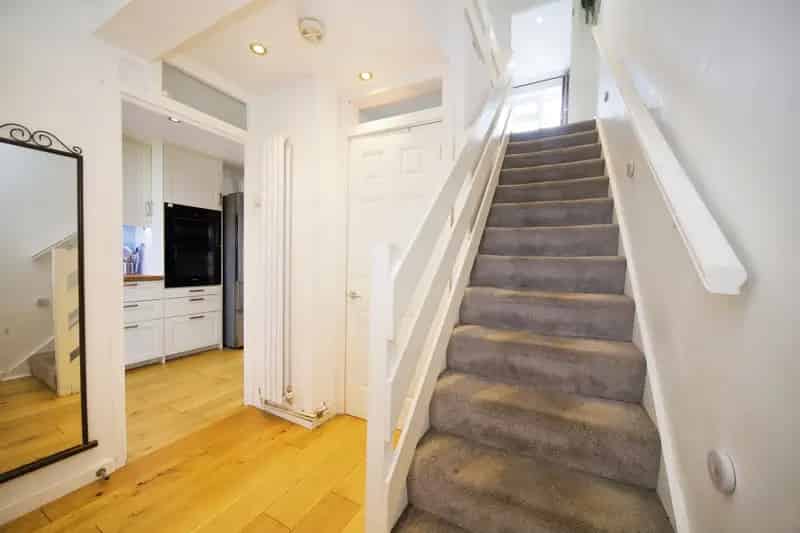 3-Bed Apartment Leytonstone Near Station Modern Open-Plan Office Space