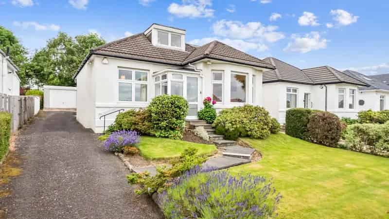 Spacious Detached Bungalow in Clarkston with Loft Conversion