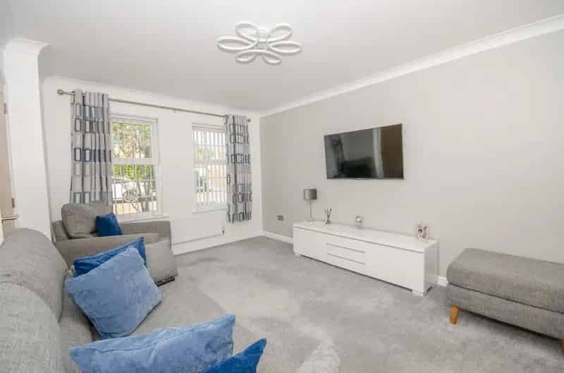 3 Bedroom Detached House for Sale in Bromley Heath
