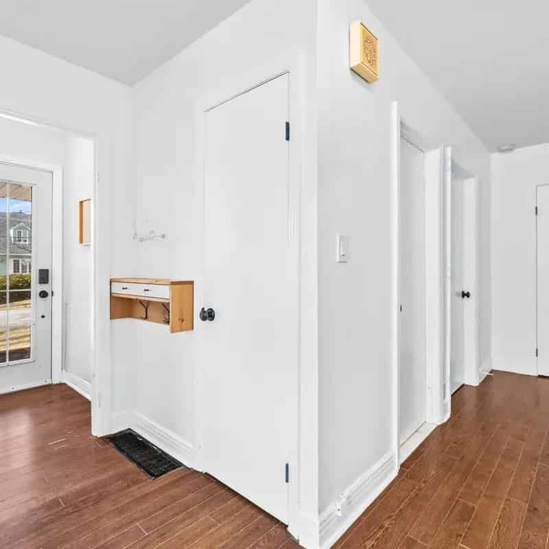 Updated Bungalow in Pointe Claire South 2+1 Beds 2 Baths
