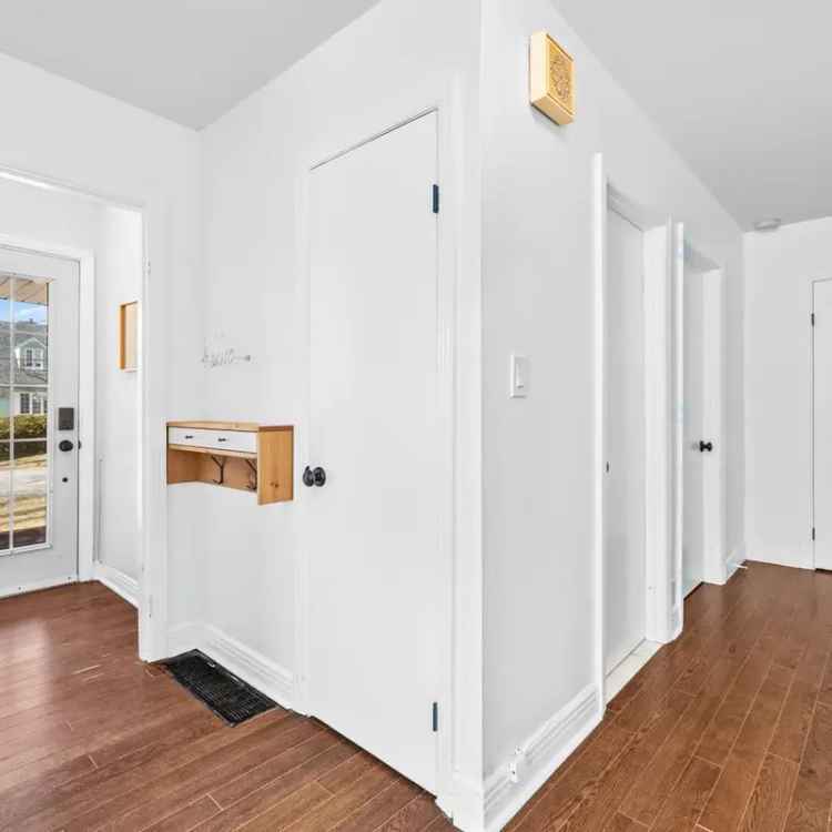Updated Bungalow in Pointe Claire South 2+1 Beds 2 Baths