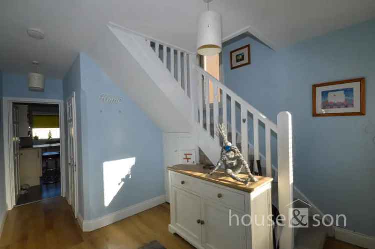 4 Bedroom Detached House with Swimming Pool