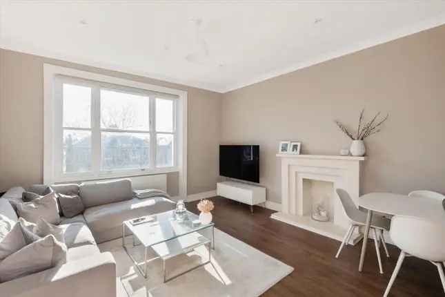Modern Two Bedroom Flat with Roof Terrace in Belsize Park Gardens