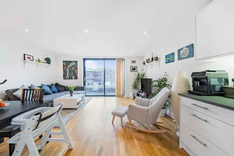 Flat For Sale in London, England