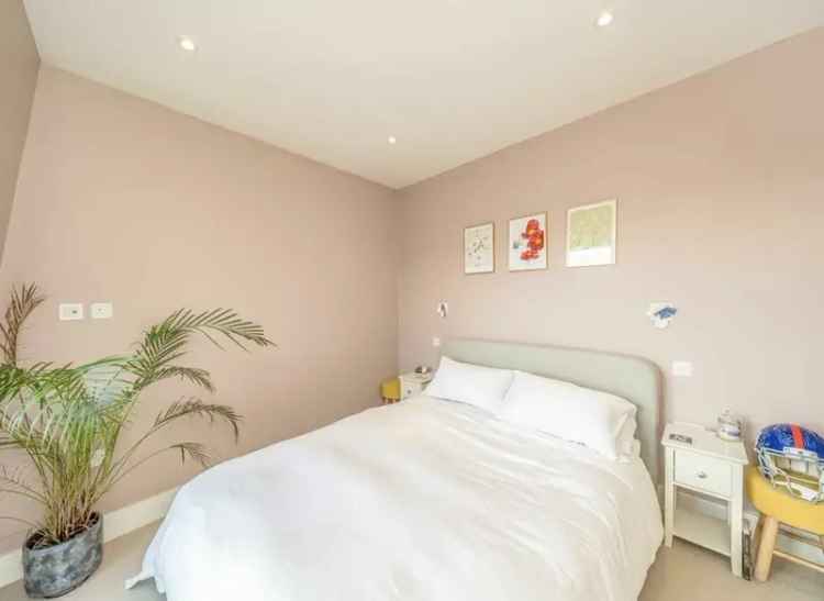 Spacious 2-Bed Period Conversion Flat Near Clapham Junction
