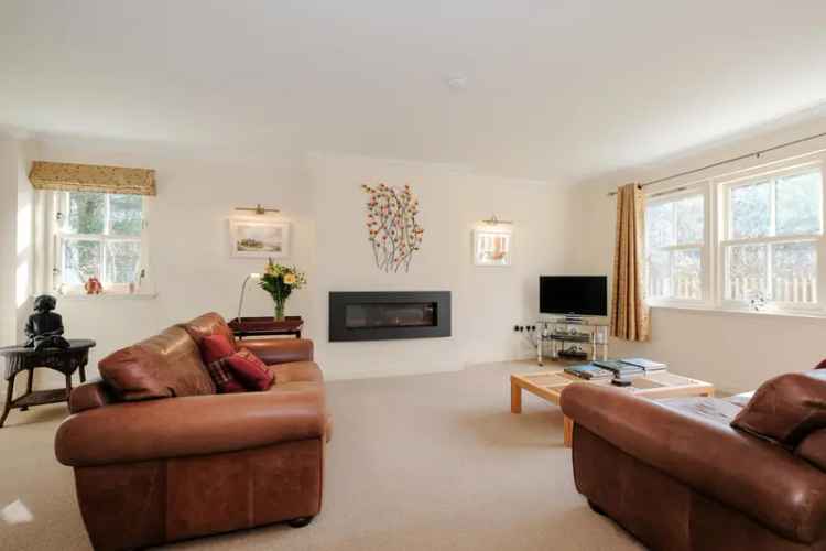 5 Bedroom Detached House with Double Garage and Garden