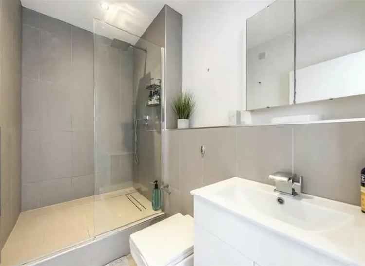 14th Floor Apartment Skyline Views Two Double Bedrooms Gym Pool Concierge