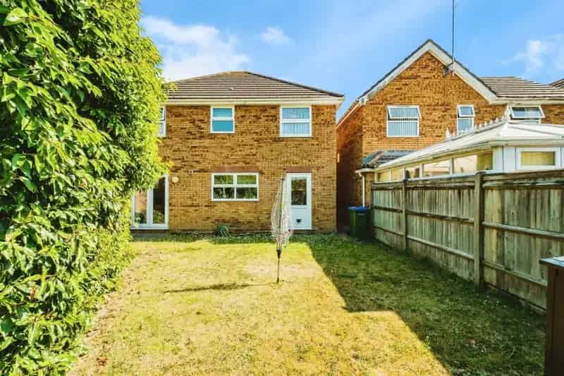 Four Bedroom Family Home with Large Garden and Garage
