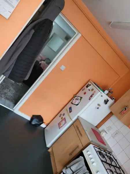 2 Bed Ground Floor Flat Near Parks Shops and Transport